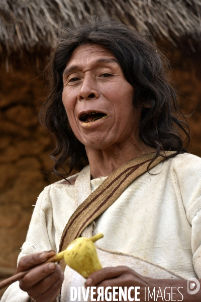 Les  Kogis,  Les gardiens de la Terre . iIs vivent dans la Sierra Nevada de Santa Marta qui représente à leurs yeux le centre du monde, la « Mère Terre »,  avec laquelle ils vivent en harmonie