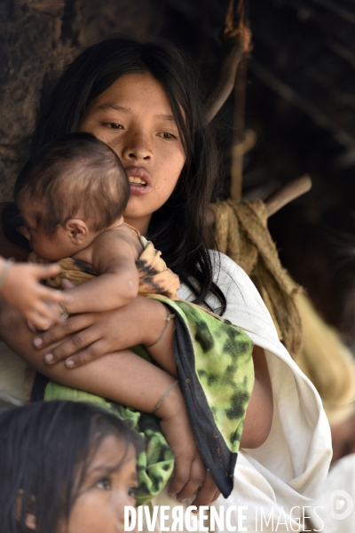 Les  Kogis,  Les gardiens de la Terre . iIs vivent dans la Sierra Nevada de Santa Marta qui représente à leurs yeux le centre du monde, la « Mère Terre »,  avec laquelle ils vivent en harmonie