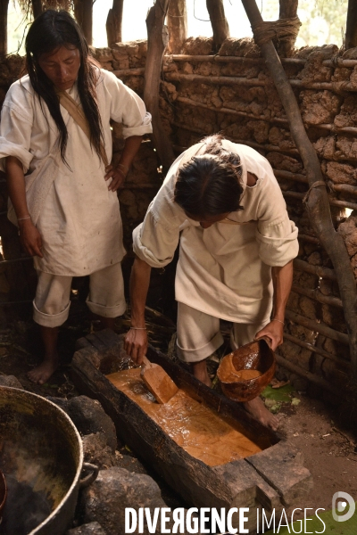 Les  Kogis,  Les gardiens de la Terre . iIs vivent dans la Sierra Nevada de Santa Marta qui représente à leurs yeux le centre du monde, la « Mère Terre »,  avec laquelle ils vivent en harmonie