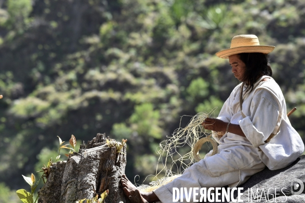Les  Kogis,  Les gardiens de la Terre . iIs vivent dans la Sierra Nevada de Santa Marta qui représente à leurs yeux le centre du monde, la « Mère Terre »,  avec laquelle ils vivent en harmonie