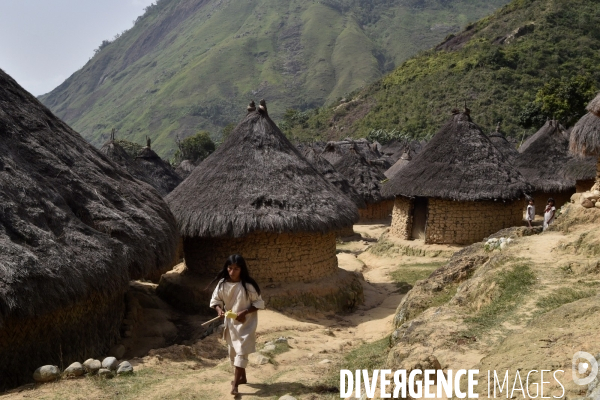 Les  Kogis,  Les gardiens de la Terre . iIs vivent dans la Sierra Nevada de Santa Marta qui représente à leurs yeux le centre du monde, la « Mère Terre »,  avec laquelle ils vivent en harmonie