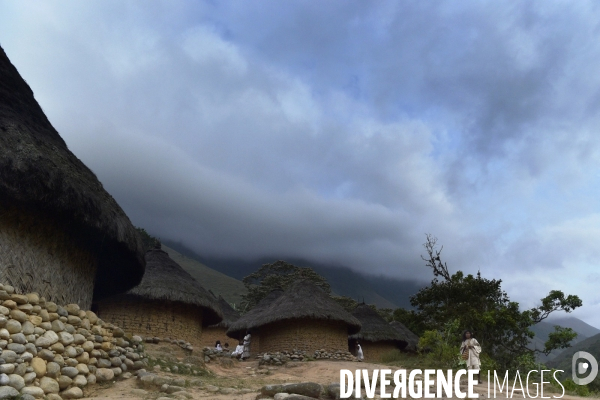 Les  Kogis,  Les gardiens de la Terre . iIs vivent dans la Sierra Nevada de Santa Marta qui représente à leurs yeux le centre du monde, la « Mère Terre »,  avec laquelle ils vivent en harmonie