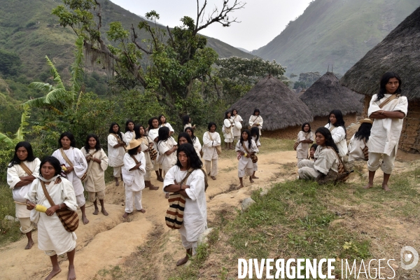 Les  Kogis,  Les gardiens de la Terre . iIs vivent dans la Sierra Nevada de Santa Marta qui représente à leurs yeux le centre du monde, la « Mère Terre »,  avec laquelle ils vivent en harmonie