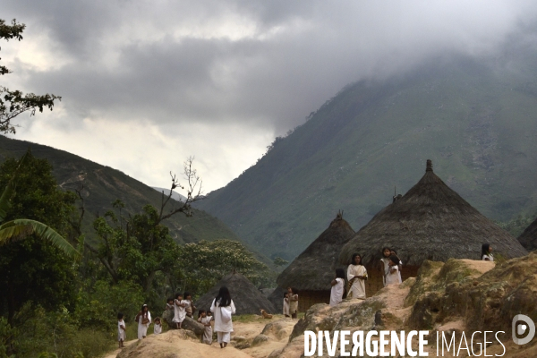 Les  Kogis,  Les gardiens de la Terre . iIs vivent dans la Sierra Nevada de Santa Marta qui représente à leurs yeux le centre du monde, la « Mère Terre »,  avec laquelle ils vivent en harmonie