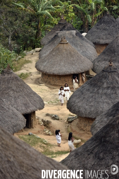 Les  Kogis,  Les gardiens de la Terre . iIs vivent dans la Sierra Nevada de Santa Marta qui représente à leurs yeux le centre du monde, la « Mère Terre »,  avec laquelle ils vivent en harmonie
