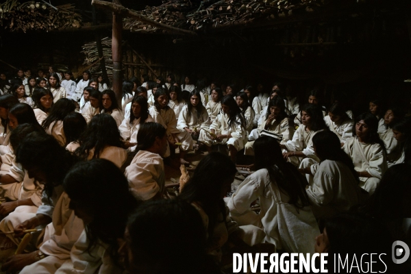 Les  Kogis,  Les gardiens de la Terre . iIs vivent dans la Sierra Nevada de Santa Marta qui représente à leurs yeux le centre du monde, la « Mère Terre »,  avec laquelle ils vivent en harmonie