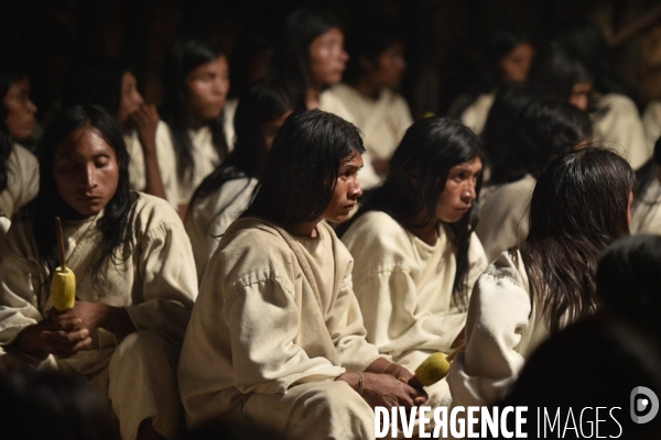 Les  Kogis,  Les gardiens de la Terre . iIs vivent dans la Sierra Nevada de Santa Marta qui représente à leurs yeux le centre du monde, la « Mère Terre »,  avec laquelle ils vivent en harmonie