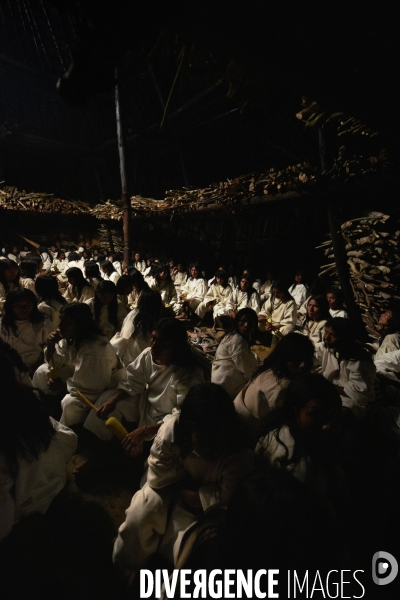 Les  Kogis,  Les gardiens de la Terre . iIs vivent dans la Sierra Nevada de Santa Marta qui représente à leurs yeux le centre du monde, la « Mère Terre »,  avec laquelle ils vivent en harmonie