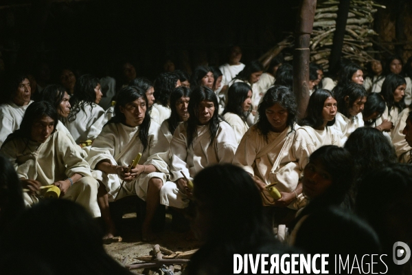 Les  Kogis,  Les gardiens de la Terre . iIs vivent dans la Sierra Nevada de Santa Marta qui représente à leurs yeux le centre du monde, la « Mère Terre »,  avec laquelle ils vivent en harmonie