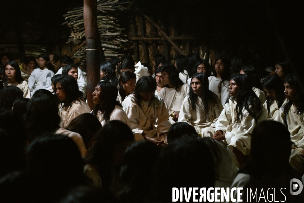 Les  Kogis,  Les gardiens de la Terre . iIs vivent dans la Sierra Nevada de Santa Marta qui représente à leurs yeux le centre du monde, la « Mère Terre »,  avec laquelle ils vivent en harmonie