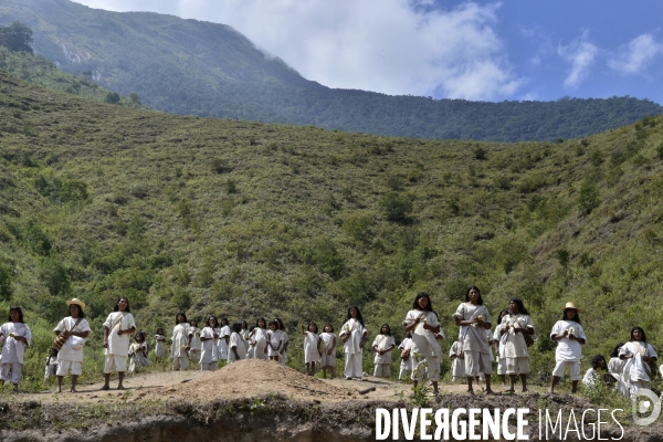 Les  Kogis,  Les gardiens de la Terre . iIs vivent dans la Sierra Nevada de Santa Marta qui représente à leurs yeux le centre du monde, la « Mère Terre »,  avec laquelle ils vivent en harmonie