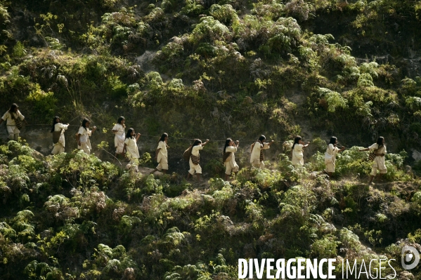 Les  Kogis,  Les gardiens de la Terre . iIs vivent dans la Sierra Nevada de Santa Marta qui représente à leurs yeux le centre du monde, la « Mère Terre »,  avec laquelle ils vivent en harmonie