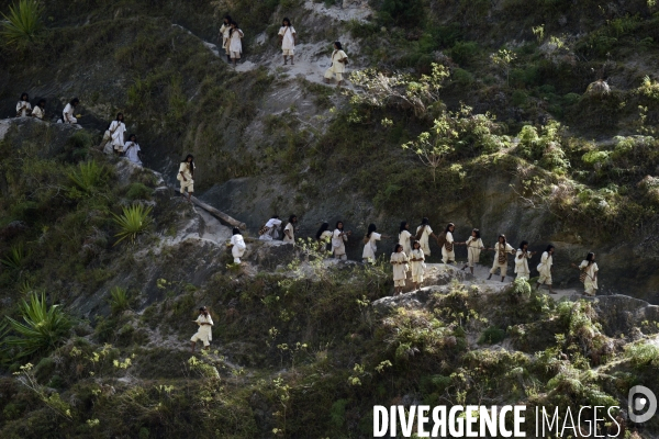 Les  Kogis,  Les gardiens de la Terre . iIs vivent dans la Sierra Nevada de Santa Marta qui représente à leurs yeux le centre du monde, la « Mère Terre »,  avec laquelle ils vivent en harmonie