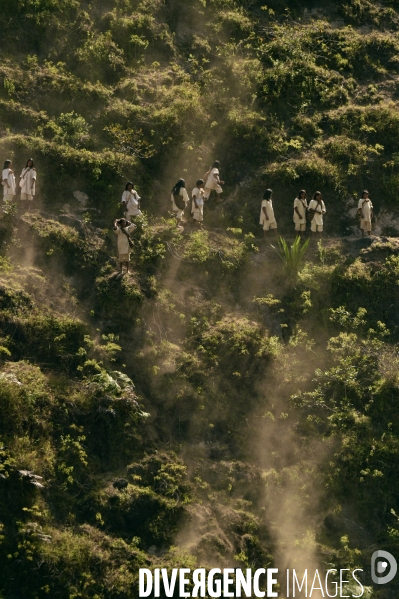 Les  Kogis,  Les gardiens de la Terre . iIs vivent dans la Sierra Nevada de Santa Marta qui représente à leurs yeux le centre du monde, la « Mère Terre »,  avec laquelle ils vivent en harmonie