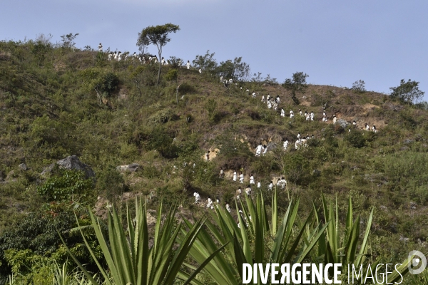 Les  Kogis,  Les gardiens de la Terre . iIs vivent dans la Sierra Nevada de Santa Marta qui représente à leurs yeux le centre du monde, la « Mère Terre »,  avec laquelle ils vivent en harmonie