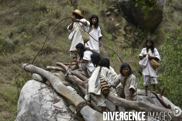Les  Kogis,  Les gardiens de la Terre . iIs vivent dans la Sierra Nevada de Santa Marta qui représente à leurs yeux le centre du monde, la « Mère Terre »,  avec laquelle ils vivent en harmonie
