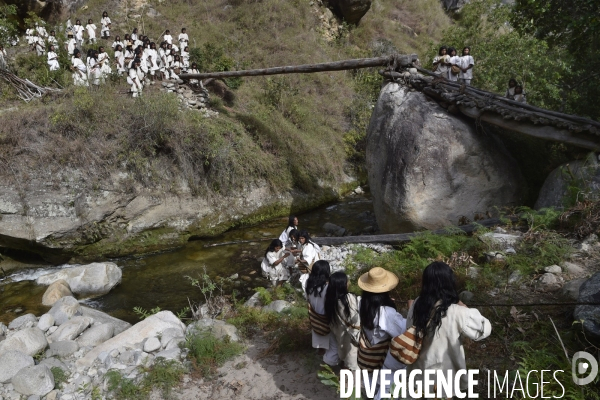 Les  Kogis,  Les gardiens de la Terre . iIs vivent dans la Sierra Nevada de Santa Marta qui représente à leurs yeux le centre du monde, la « Mère Terre »,  avec laquelle ils vivent en harmonie