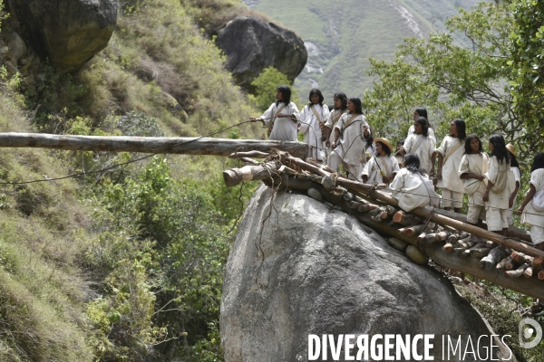 Les  Kogis,  Les gardiens de la Terre . iIs vivent dans la Sierra Nevada de Santa Marta qui représente à leurs yeux le centre du monde, la « Mère Terre »,  avec laquelle ils vivent en harmonie