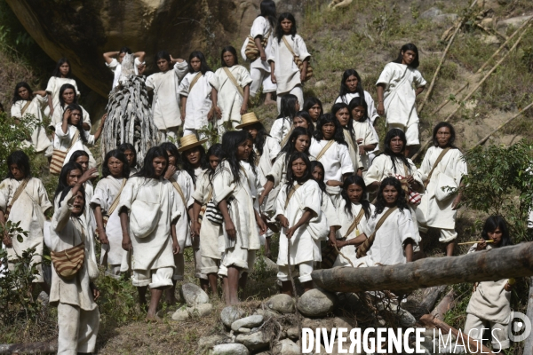 Les  Kogis,  Les gardiens de la Terre . iIs vivent dans la Sierra Nevada de Santa Marta qui représente à leurs yeux le centre du monde, la « Mère Terre »,  avec laquelle ils vivent en harmonie