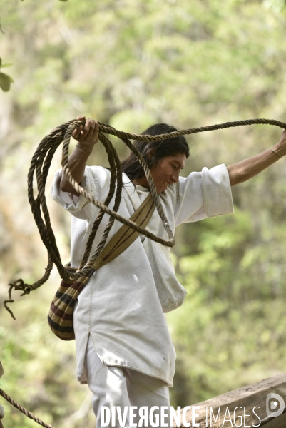 Les  Kogis,  Les gardiens de la Terre . iIs vivent dans la Sierra Nevada de Santa Marta qui représente à leurs yeux le centre du monde, la « Mère Terre »,  avec laquelle ils vivent en harmonie
