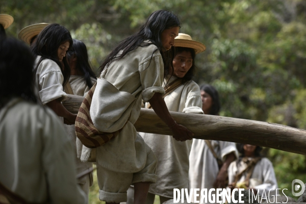 Les  Kogis,  Les gardiens de la Terre . iIs vivent dans la Sierra Nevada de Santa Marta qui représente à leurs yeux le centre du monde, la « Mère Terre »,  avec laquelle ils vivent en harmonie