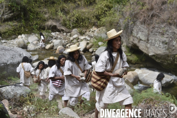 Les  Kogis,  Les gardiens de la Terre . iIs vivent dans la Sierra Nevada de Santa Marta qui représente à leurs yeux le centre du monde, la « Mère Terre »,  avec laquelle ils vivent en harmonie