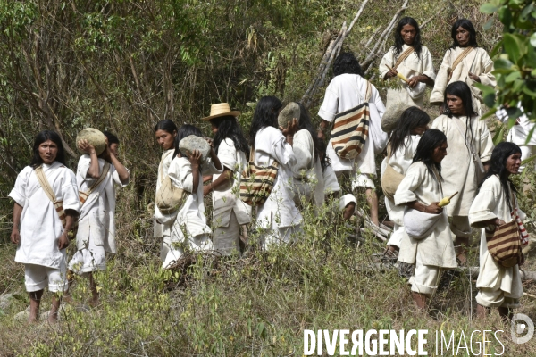 Les  Kogis,  Les gardiens de la Terre . iIs vivent dans la Sierra Nevada de Santa Marta qui représente à leurs yeux le centre du monde, la « Mère Terre »,  avec laquelle ils vivent en harmonie