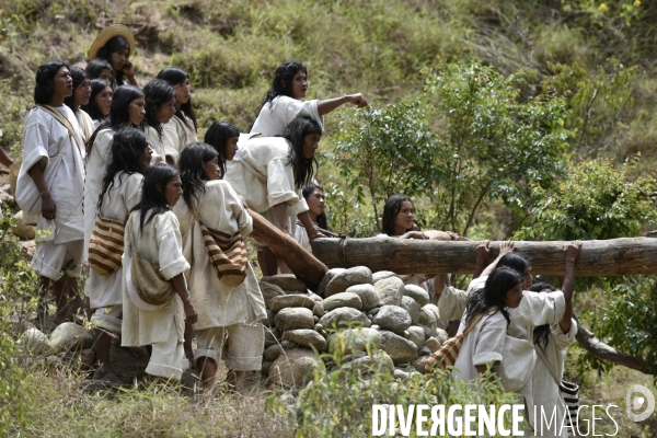 Les  Kogis,  Les gardiens de la Terre . iIs vivent dans la Sierra Nevada de Santa Marta qui représente à leurs yeux le centre du monde, la « Mère Terre »,  avec laquelle ils vivent en harmonie