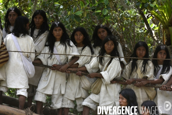 Les  Kogis,  Les gardiens de la Terre . iIs vivent dans la Sierra Nevada de Santa Marta qui représente à leurs yeux le centre du monde, la « Mère Terre »,  avec laquelle ils vivent en harmonie