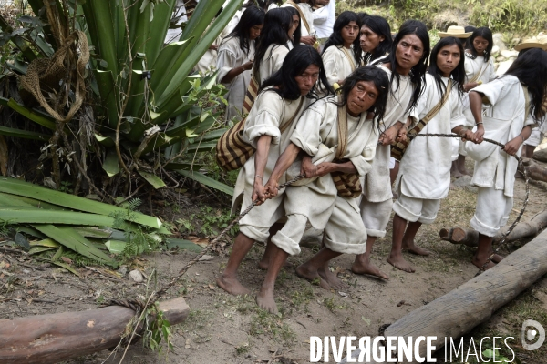 Les  Kogis,  Les gardiens de la Terre . iIs vivent dans la Sierra Nevada de Santa Marta qui représente à leurs yeux le centre du monde, la « Mère Terre »,  avec laquelle ils vivent en harmonie