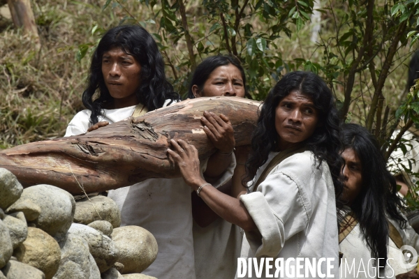 Les  Kogis,  Les gardiens de la Terre . iIs vivent dans la Sierra Nevada de Santa Marta qui représente à leurs yeux le centre du monde, la « Mère Terre »,  avec laquelle ils vivent en harmonie