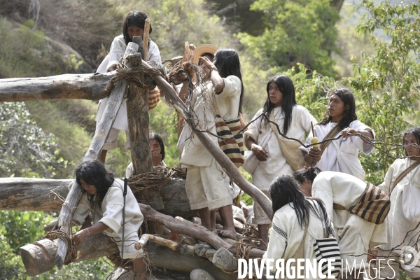 Les  Kogis,  Les gardiens de la Terre . iIs vivent dans la Sierra Nevada de Santa Marta qui représente à leurs yeux le centre du monde, la « Mère Terre »,  avec laquelle ils vivent en harmonie