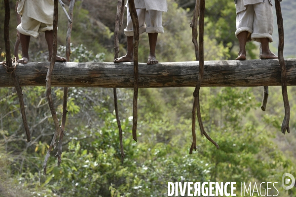 Les  Kogis,  Les gardiens de la Terre . iIs vivent dans la Sierra Nevada de Santa Marta qui représente à leurs yeux le centre du monde, la « Mère Terre »,  avec laquelle ils vivent en harmonie