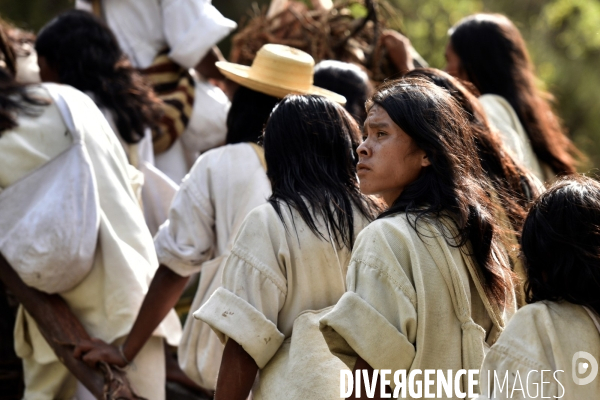 Les  Kogis,  Les gardiens de la Terre . iIs vivent dans la Sierra Nevada de Santa Marta qui représente à leurs yeux le centre du monde, la « Mère Terre »,  avec laquelle ils vivent en harmonie