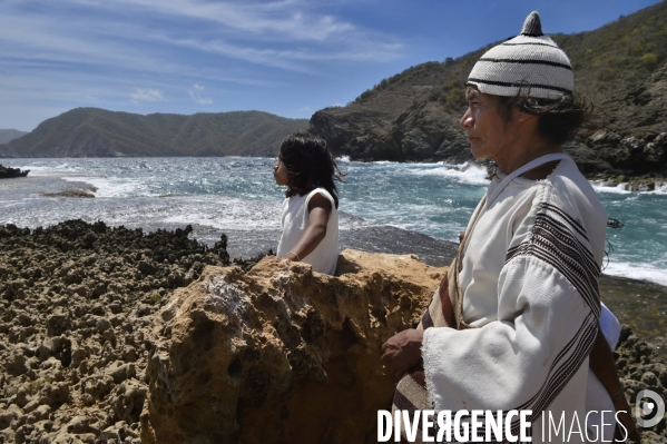 Les  Kogis,  Les gardiens de la Terre . iIs vivent dans la Sierra Nevada de Santa Marta qui représente à leurs yeux le centre du monde, la « Mère Terre »,  avec laquelle ils vivent en harmonie