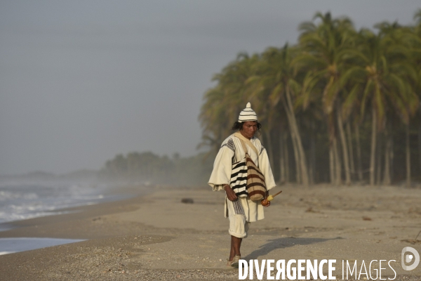 Les  Kogis,  Les gardiens de la Terre . iIs vivent dans la Sierra Nevada de Santa Marta qui représente à leurs yeux le centre du monde, la « Mère Terre »,  avec laquelle ils vivent en harmonie