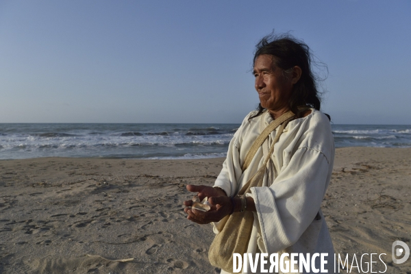 Les  Kogis,  Les gardiens de la Terre . iIs vivent dans la Sierra Nevada de Santa Marta qui représente à leurs yeux le centre du monde, la « Mère Terre »,  avec laquelle ils vivent en harmonie
