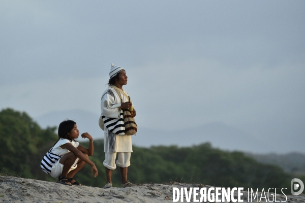 Les  Kogis,  Les gardiens de la Terre . iIs vivent dans la Sierra Nevada de Santa Marta qui représente à leurs yeux le centre du monde, la « Mère Terre »,  avec laquelle ils vivent en harmonie