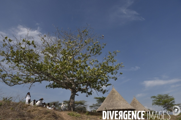 Les  Kogis,  Les gardiens de la Terre . iIs vivent dans la Sierra Nevada de Santa Marta qui représente à leurs yeux le centre du monde, la « Mère Terre »,  avec laquelle ils vivent en harmonie