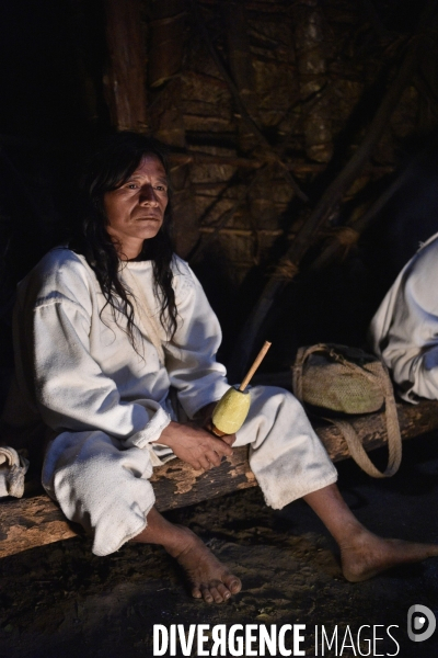 Les  Kogis,  Les gardiens de la Terre . iIs vivent dans la Sierra Nevada de Santa Marta qui représente à leurs yeux le centre du monde, la « Mère Terre »,  avec laquelle ils vivent en harmonie