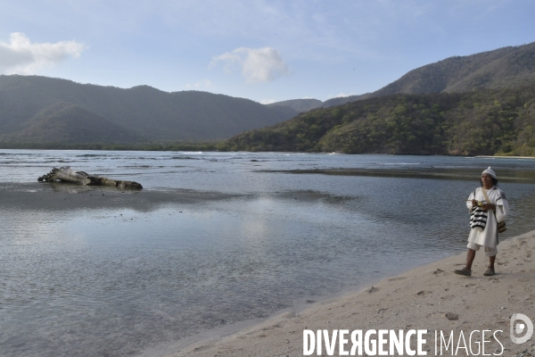 Les  Kogis,  Les gardiens de la Terre . iIs vivent dans la Sierra Nevada de Santa Marta qui représente à leurs yeux le centre du monde, la « Mère Terre »,  avec laquelle ils vivent en harmonie