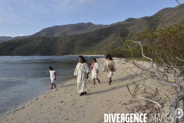 Les  Kogis,  Les gardiens de la Terre . iIs vivent dans la Sierra Nevada de Santa Marta qui représente à leurs yeux le centre du monde, la « Mère Terre »,  avec laquelle ils vivent en harmonie