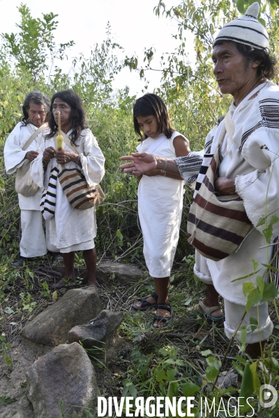 Les  Kogis,  Les gardiens de la Terre . iIs vivent dans la Sierra Nevada de Santa Marta qui représente à leurs yeux le centre du monde, la « Mère Terre »,  avec laquelle ils vivent en harmonie