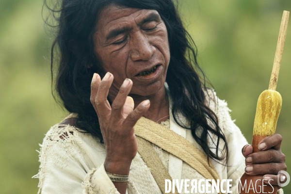 Les  Kogis,  Les gardiens de la Terre . iIs vivent dans la Sierra Nevada de Santa Marta qui représente à leurs yeux le centre du monde, la « Mère Terre »,  avec laquelle ils vivent en harmonie