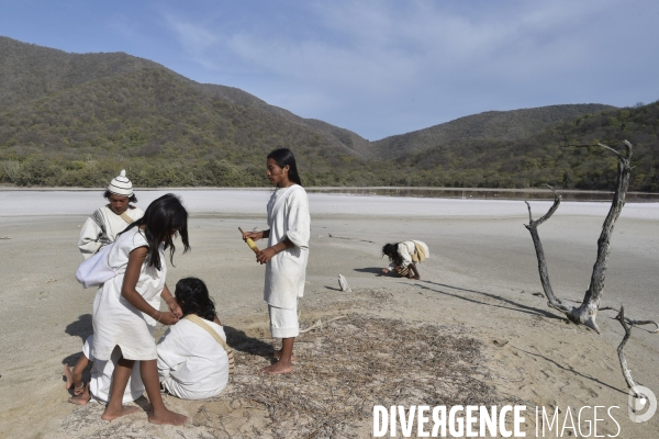 Les  Kogis,  Les gardiens de la Terre . iIs vivent dans la Sierra Nevada de Santa Marta qui représente à leurs yeux le centre du monde, la « Mère Terre »,  avec laquelle ils vivent en harmonie