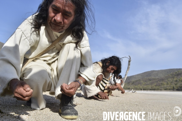 Les  Kogis,  Les gardiens de la Terre . iIs vivent dans la Sierra Nevada de Santa Marta qui représente à leurs yeux le centre du monde, la « Mère Terre »,  avec laquelle ils vivent en harmonie