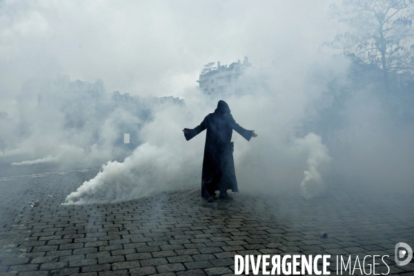 Le premier anniversaire du mouvement des Gilets jaunes Paris 2019 yellow vest (gilets jaunes) mark the first anniversary Paris