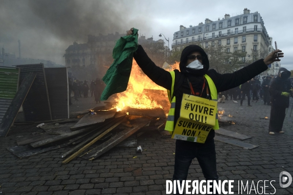 LeÊpremier anniversaireÊdu mouvement desÊGilets jaunes Paris 2019 yellow vest (gilets jaunes) mark the first anniversary Paris