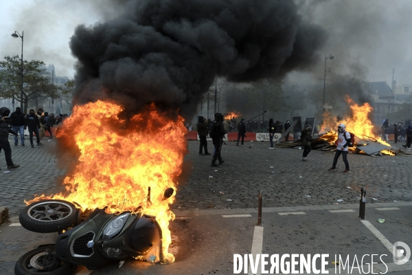 LeÊpremier anniversaireÊdu mouvement desÊGilets jaunes Paris 2019 yellow vest (gilets jaunes) mark the first anniversary Paris