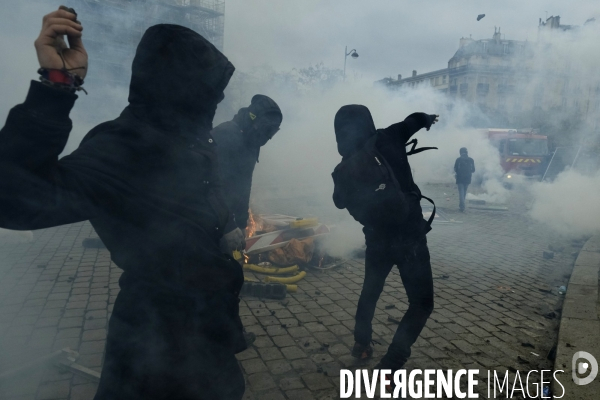 LeÊpremier anniversaireÊdu mouvement desÊGilets jaunes Paris 2019 yellow vest (gilets jaunes) mark the first anniversary Paris